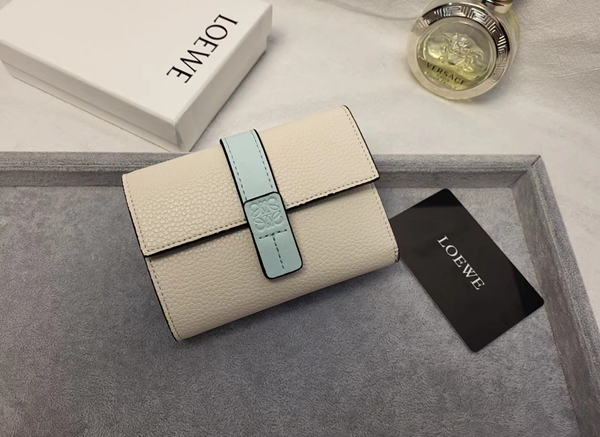 超激安ブランド財布偽物正面デザイン